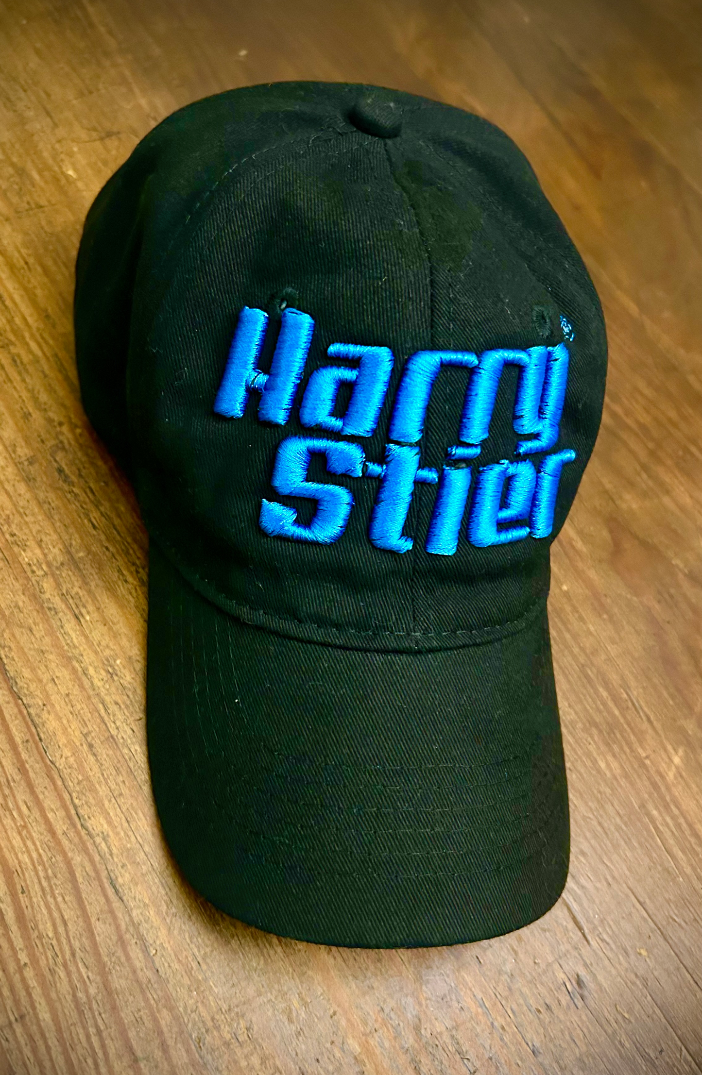 Gorra de Algodón Harry Stier | Logo 3D Azul + Broche Metálico